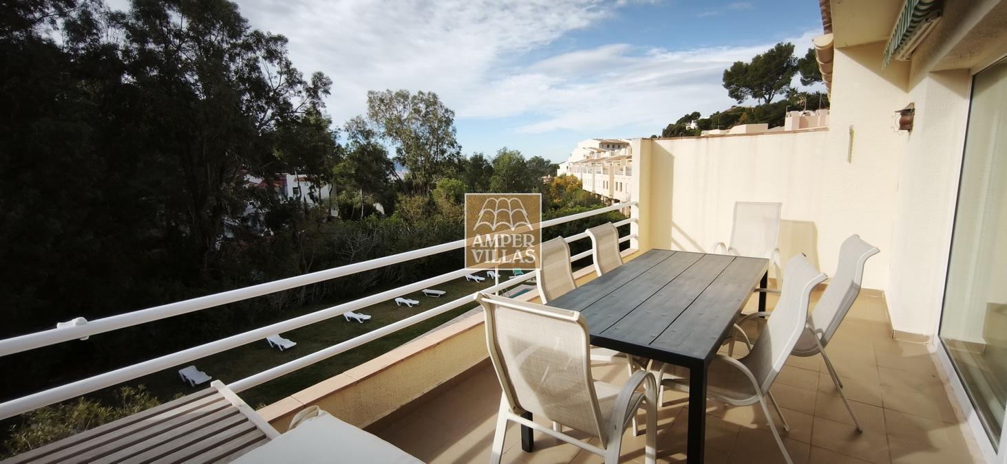 Просторный бунгало с общим бассейном и теннисным кортом, расположенный рядом с гольф-клубом.